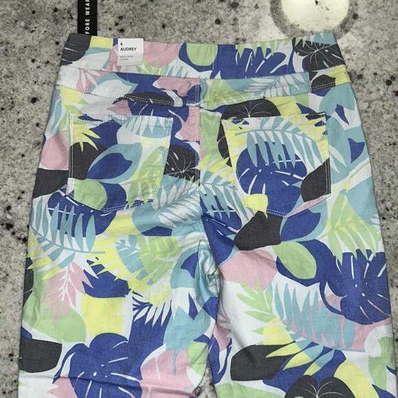 Tribal Jeans Audrey Mid-Rise Capri - Picture 4 of 6